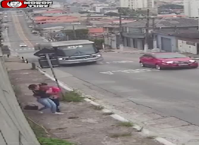 Video :Brazilian bus driver and passengers save woman from attempted rape